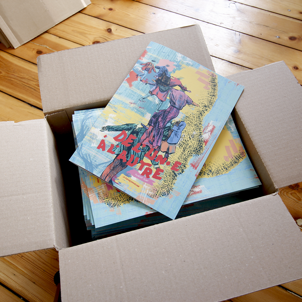 photographie d'un carton plein d'exemplaires du livre De l'un·e à l'autre