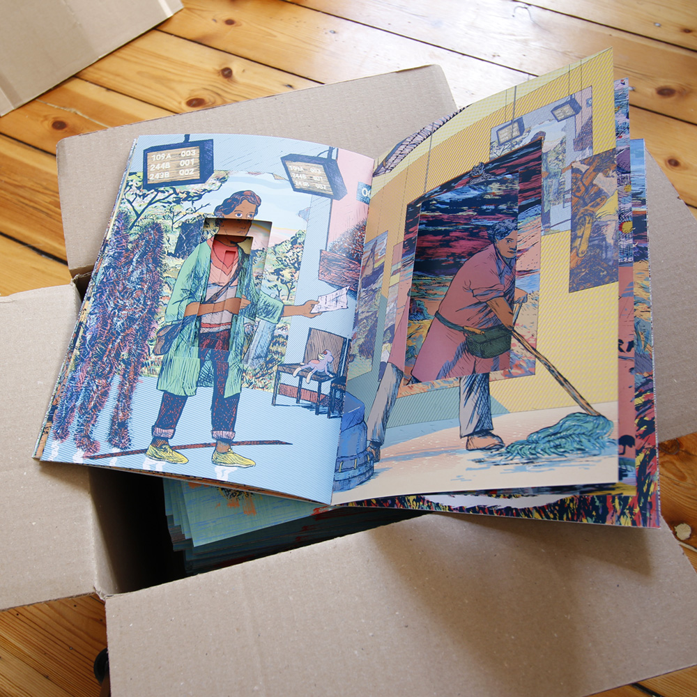 photographie d'un carton rempli de livres, sur le dessus un exemplaire de De l'un·e à l'autre est ouvert